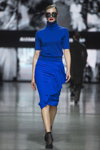 Показ ALEXANDER PAVLOV — Riga Fashion Week SS2021 (наряды и образы: синяя водолазка, синяя юбка с воланом, чёрные носки, чёрные туфли)