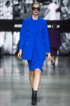Pokaz ALEXANDER PAVLOV — Riga Fashion Week SS2021 (ubrania i obraz: sukienka niebieska, żakiet niebieski, okulary przeciwsłoneczne)