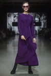 Pokaz ALEXANDER PAVLOV — Riga Fashion Week SS2021 (ubrania i obraz: sukienka purpurowa)