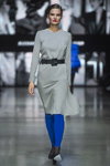 Desfile de ALEXANDER PAVLOV — Riga Fashion Week SS2021 (looks: vestido gris, cinturón negro, leggings azules)