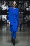 Pokaz ALEXANDER PAVLOV — Riga Fashion Week SS2021 (ubrania i obraz: żakiet niebieski, sukienka niebieska, botki czarne)