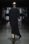 Pokaz ALEXANDER PAVLOV — Riga Fashion Week SS2021 (ubrania i obraz: sukienka czarna, skarpetki czarne, półbuty czarne, okulary przeciwsłoneczne)