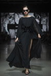 Показ ALEXANDER PAVLOV — Riga Fashion Week SS2021 (наряды и образы: чёрное вечернее платье с разрезом, чёрные босоножки, солнцезащитные очки)