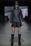 Pokaz Collected Story — Riga Fashion Week SS2021 (ubrania i obraz: bluzka czarna, skórzane szorty czarne, kozaki czarne)