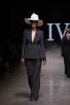 Pokaz IVETA VECMANE — Riga Fashion Week SS2021 (ubrania i obraz: spodnium szare, kapelusz biały)
