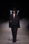 Показ IVETA VECMANE — Riga Fashion Week SS2021 (наряды и образы: чёрная шляпа, чёрный брючный костюм)