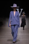 Показ IVETA VECMANE — Riga Fashion Week SS2021 (наряды и образы: синий брючный костюм)