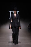 Показ IVETA VECMANE — Riga Fashion Week SS2021 (наряды и образы: чёрный брючный костюм, чёрная шляпа)