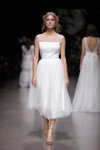 Pokaz KATYA KATYA LONDON — Riga Fashion Week SS2021 (ubrania i obraz: suknia ślubna midi biała)