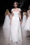 Modenschau von KATYA KATYA LONDON — Riga Fashion Week SS2021 (Looks: weißes Hochzeitskleid)