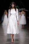 Pokaz KATYA KATYA LONDON — Riga Fashion Week SS2021 (ubrania i obraz: suknia ślubna z gipiury midi biała)