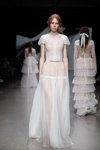 Pokaz KATYA KATYA LONDON — Riga Fashion Week SS2021 (ubrania i obraz: suknia ślubna biała)