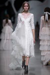 Pokaz KATYA KATYA LONDON — Riga Fashion Week SS2021 (ubrania i obraz: suknia ślubna z gipiury biała)