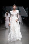 Pokaz KATYA KATYA LONDON — Riga Fashion Week SS2021 (ubrania i obraz: suknia ślubna z gipiury biała)