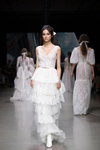 Modenschau von KATYA KATYA LONDON — Riga Fashion Week SS2021 (Looks: weißes Hochzeitskleid)