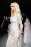 Pokaz KATYA KATYA LONDON — Riga Fashion Week SS2021 (ubrania i obraz: suknia ślubna z gipiury biała, blond (kolor włosów))