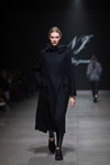 Pokaz Natālija Jansone — Riga Fashion Week SS2021 (ubrania i obraz: palto czarne, legginsy czarne, buty sportowe czarne)