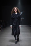 Pokaz Natālija Jansone — Riga Fashion Week SS2021 (ubrania i obraz: palto czarne)