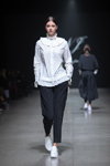 Показ Natālija Jansone — Riga Fashion Week SS2021 (наряды и образы: белая блуза, чёрные брюки, белые кроссовки)