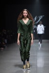 Показ Natālija Jansone — Riga Fashion Week SS2021 (наряды и образы: золотые кроссовки, чёрные легинсы, зеленое платье)