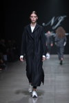 Desfile de Natālija Jansone — Riga Fashion Week SS2021 (looks: abrigo negro)