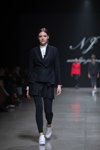 Pokaz Natālija Jansone — Riga Fashion Week SS2021 (ubrania i obraz: garnitur damski (żakiet, spódnica) czarny, bluzka biała, legginsy czarne, buty sportowe białe)