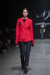 Pokaz Natālija Jansone — Riga Fashion Week SS2021 (ubrania i obraz: żakiet czerwony, spodnie czarne, buty sportowe czarne)