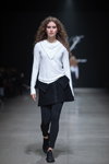 Показ Natālija Jansone — Riga Fashion Week SS2021 (наряды и образы: белый джемпер, чёрные легинсы, чёрные кроссовки)