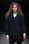 Desfile de Natālija Jansone — Riga Fashion Week SS2021 (looks: abrigo negro)