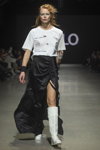Показ NÓLÓ — Riga Fashion Week SS2021 (наряды и образы: белый топ, чёрная юбка макси с разрезом, белые сапоги)