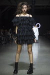 Pokaz NÓLÓ — Riga Fashion Week SS2021 (ubrania i obraz: suknia koktajlowa z falbanami czarna)