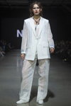 Pokaz NÓLÓ — Riga Fashion Week SS2021 (ubrania i obraz: spodnium w groszki białe, top w groszki biały)
