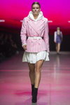 Desfile de Noname Atelier — Riga Fashion Week SS2021 (looks: sudadera con capucha blanca, americana de cuadros rosa, cinturón blanco, falda blanca corta, botas negras)