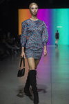 Показ Noname Atelier — Riga Fashion Week SS2021 (наряды и образы: разноцветное платье мини, чёрные ботфорты)