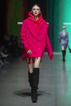 Показ Noname Atelier — Riga Fashion Week SS2021 (наряды и образы: чёрные ботфорты, жакет цвета фуксии, красная толстовка)