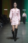 Desfile de Noname Atelier — Riga Fashion Week SS2021 (looks: vestido rosa corto, botas Over the knee negras)