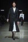 Desfile de Noname Atelier — Riga Fashion Week SS2021 (looks: abrigo negro, zapatos de tacón negros, pantis negros)
