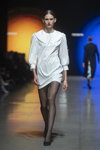 Desfile de Noname Atelier — Riga Fashion Week SS2021 (looks: pantis negros, zapatos de tacón negros, vestido blanco corto)