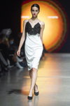Desfile de Noname Atelier — Riga Fashion Week SS2021 (looks: vestido de cóctel blanco, zapatos de tacón negros)