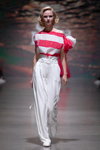 Показ Selina Keer — Riga Fashion Week SS2021 (наряди й образи: смугастий червоно-білий топ, білі брюки, білий пояс, блонд (колір волосся))
