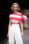 Pokaz Selina Keer — Riga Fashion Week SS2021 (ubrania i obraz: spodnie białe, top pasiasty czerwono-biały, pasek biały, blond (kolor włosów))