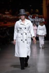 Pokaz Selina Keer — Riga Fashion Week SS2021 (ubrania i obraz: palto białe, spodnie czarne)