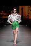 Modenschau von Selina Keer — Riga Fashion Week SS2021 (Looks: weiße Bluse, grüne Shorts, lila Pumps)