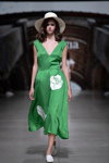 Показ Selina Keer — Riga Fashion Week SS2021 (наряды и образы: белая шляпа, зеленое платье миди, белые туфли)