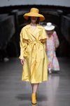 Показ Selina Keer — Riga Fashion Week SS2021 (наряды и образы: желтая шляпа, желтый плащ, желтые полусапоги)