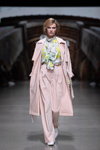 Показ Selina Keer — Riga Fashion Week SS2021 (наряды и образы: розовый плащ, розовые брюки, разноцветная блуза, белые туфли)