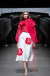 Pokaz Selina Keer — Riga Fashion Week SS2021 (ubrania i obraz: bluzka czerwona, spódnica biała kwiecista)