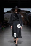 Pokaz Selina Keer — Riga Fashion Week SS2021 (ubrania i obraz: kapelusz czarny, bluzka czarna, spódnica midi czarna, półbuty czarne)