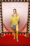 Мадлен Брюэр. Sensorama. Презентация Roger Vivier — Paris Fashion Week (Women) FW20/21 (наряды и образы: желтый брючный костюм)