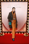 Angie Landaburu. Sensorama. Prezentacja Roger Vivier — Paris Fashion Week (Women) FW20/21 (ubrania i obraz: torebka turkusowa, spodnium pomarańczowe)